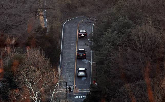 This photo taken on Jan. 3, 2025 shows cars carrying South Korean investigators running on the way to the presidential residence in central Seoul, South Korea. (NEWSIS via Xinhua)