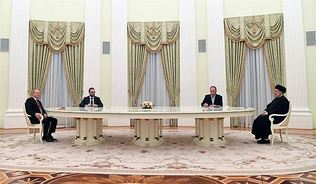  伊朗總統萊希（右1）出訪俄羅斯，與俄總統蒲亭（左1）會談，期望進一步提升兩國在軍事、戰略與經貿的合作。（達志影像／美聯社）
