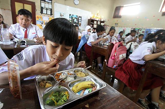 Students enjoy their breakfast in Surakarta, Central Java, Indonesia, Jan. 6, 2025. (Photo by Bram Selo/Xinhua)