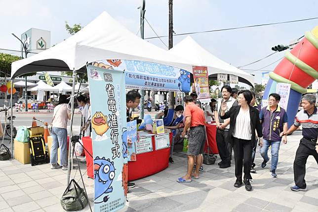 王惠美一路巡視觀光工廠攤位，邀請全國民眾一起來彰化逛觀光工廠，還有摸彩品可拿。（記者曾厚銘攝）