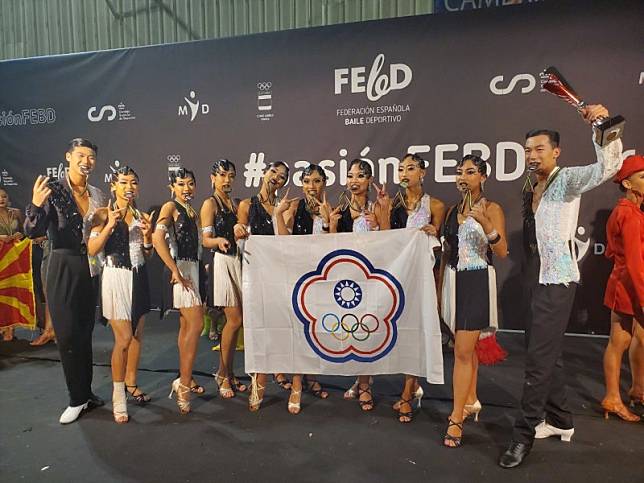 台灣隊在拉丁編排舞世界錦標賽，奪下小團體成人組銀牌。(運動舞蹈總會提供)