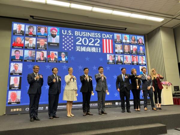 外貿協會31日舉辦2022美國商機日，美國亞利桑納州州長杜希(Doug Ducey)(右４)也親自站台。(記者林菁樺攝)