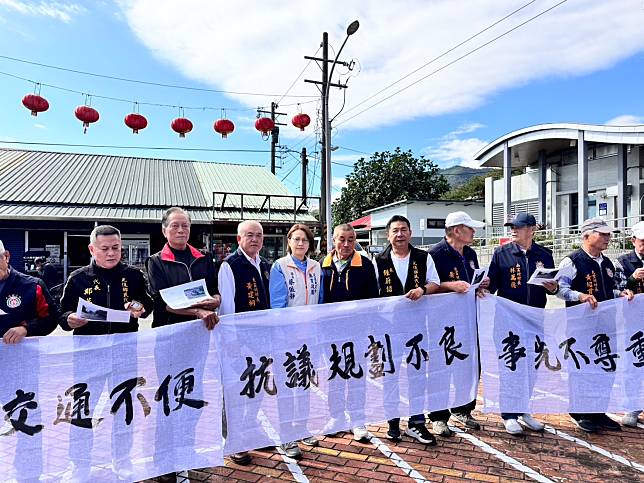 花蓮的光復火車站停車場爭議，引發地方多次拉白布條抗議。（圖：張峻議長服務處提供）