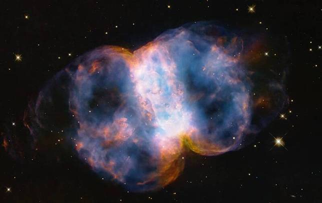 NASA 23日發表「小啞鈴星雲」新照片，為哈伯太空望遠鏡慶生。(取自NASA官網)