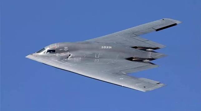 美國的 B-21「突襲者」戰略轟炸機，在全球軍事領域內備受矚目。 圖：翻攝自嗷狼記