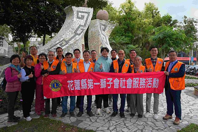 花蓮縣第一獅子會二十六日於獅子百年紀念公園舉辦花苗致贈儀式，捐贈一千株太陽鳳仙花，協助花蓮市公所綠化環境、美化景觀。(花蓮市公所提供)