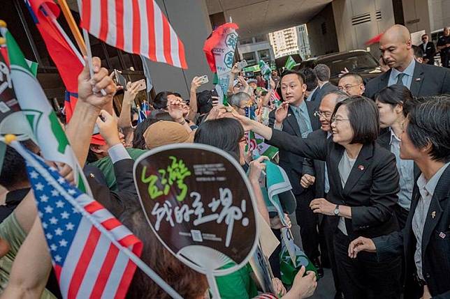 蔡英文抵美國丹佛過境停留與迎接的台灣僑胞握手 (蔡英文facebook)