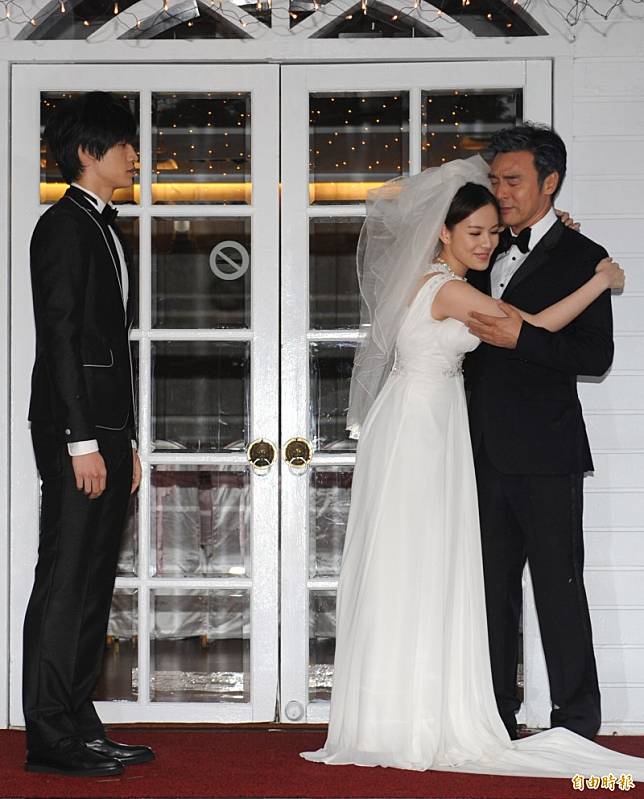 鍾鎮濤(右)2013年客串演出黃小琥的MV，王詩安(中)演他的大女兒，女婿則由羅宏正(左)扮演。(資料照，記者宋志雄攝)