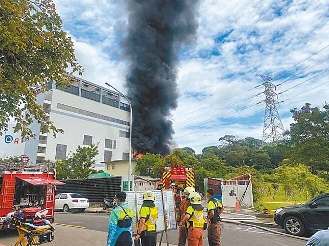 位在竹科內的亞東氣體新建廠房19日發生火警，現場竄出的濃煙數公里外都看得見。（陳育賢攝）