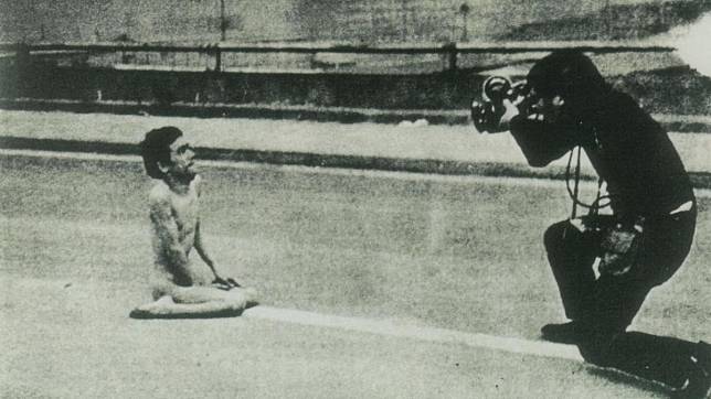 原一男（右）在1972年推出第一部紀錄片《再見CP》，他還建議腦麻者裸體在路中央以示抗議。（TIDF提供）