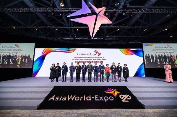 Michael Wong, Deputy Financial Secretary of the HKSAR Government (Centre) pictured with government officials and the management teams of AsiaWorld-Expo and Airport Authority Hong Kong.