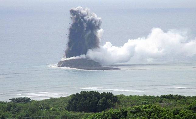日本小笠原群島中的「硫磺島」近期因頻繁火山運動，證實形成一座新島嶼。然而針對火山運動似乎停歇，專家研判新島將會因受海浪侵蝕而萎縮。 圖：日本海上自衛隊提供