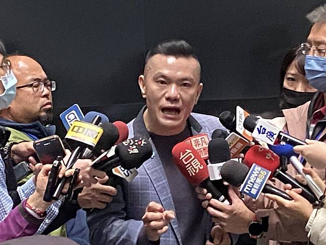 台中棒球教練性侵案，議員江和樹指出，不只教練手機中有不堪畫面，電腦中更多，他形容「D槽很滿」，警察局長李文章說，已經掌握29人受害，不排除人數更多。（圖：寇世菁攝）