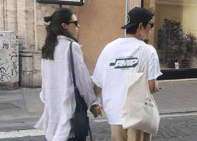 宋仲基與孕妻被網友在義大利街頭捕獲。翻攝汪小狗愛吃魚微博