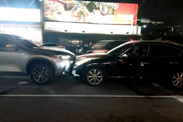 劉女駕車疑為找掉落的眼鏡，未注意車前狀況，逆向撞上對向車輛後，釀成四車連環撞事故。（記者陳金龍翻攝）