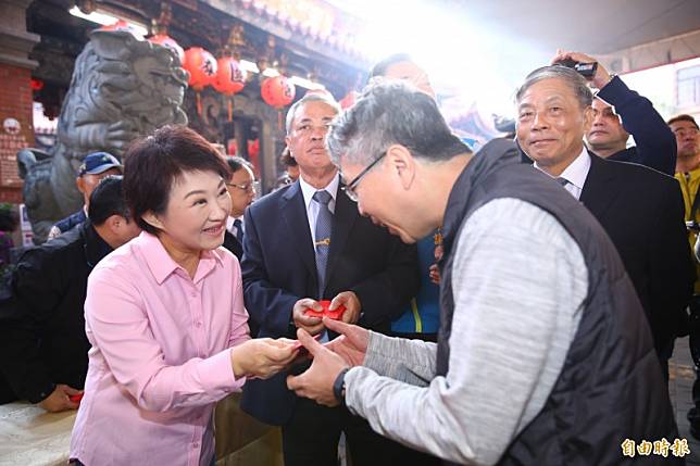 立委江啟臣宣布參選國民黨主席，台中市長盧秀燕(左)表示樂觀其成。(記者張菁雅攝)