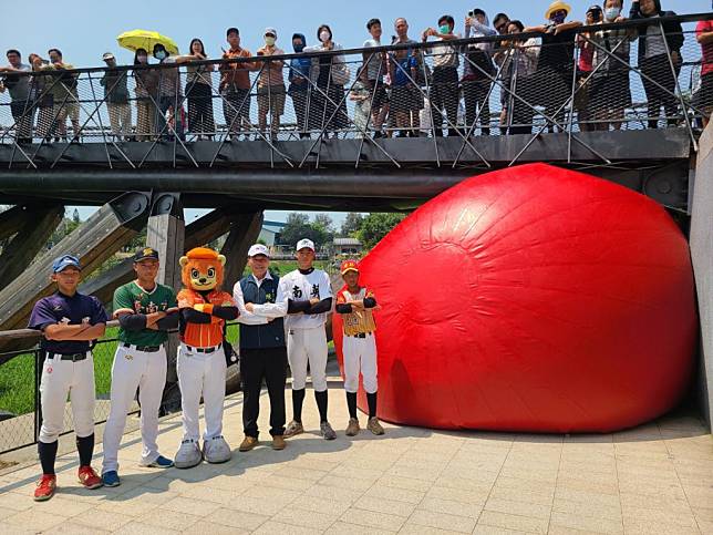 體育局長陳良乾（右三），與建興國中等棒球隊，趕搭紅球熱，一起來歡迎紅球。（體育局提供）