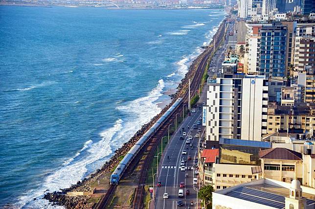 Photo taken on Dec. 23, 2024 shows the train by the sea in Colombo, Sri Lanka.(Photo by Gayan Sameera/Xinhua)