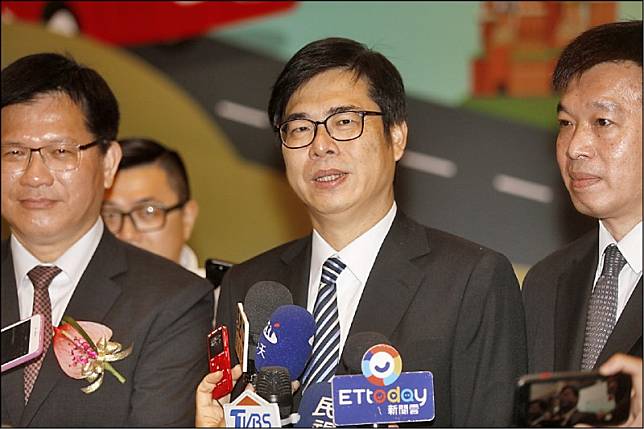 行政院副院長陳其邁(中)昨日被媒體告知，高雄市長韓國瑜表示心中已有市長補選人選。陳其邁訝異反問「他要離開了嗎」，也連續三次表示「怎麼這麼快」。(中央社)