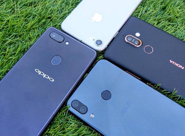 全台五月智慧型手機銷售榜單揭曉，華碩「劉海」中階機ZenFone 5 極速竄升至第5名、OPPO R15則是首度進榜就擠進第9名。(圖記者劉惠琴攝)