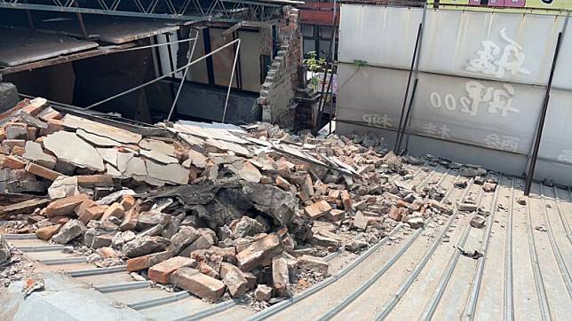 台北市南機場老舊公寓在強震後被認定有立即危險，北市府宣布啟動疏散50戶。 圖：應曉薇辦公室 / 提供