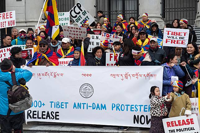 在紀念西藏抗暴65週年集會中，藏人抗議中共計畫在四川省甘孜藏族自治州德格縣修建水電站，此舉將毀壞6座藏人經常聚集的寺廟，也會破壞13世紀古壁畫、迫遷2千多名村民。。(圖:特約記者張雅如 拍攝)