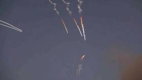 2026年6月10日，伊朗革命衛隊於德黑蘭發射飛彈，報復美國空襲行動。路透社