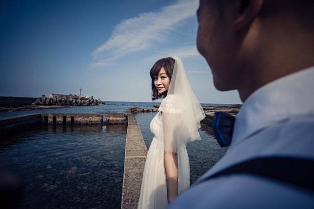 蔡昌憲公開婚紗照，老婆正面首度曝光。(翻攝自臉書)