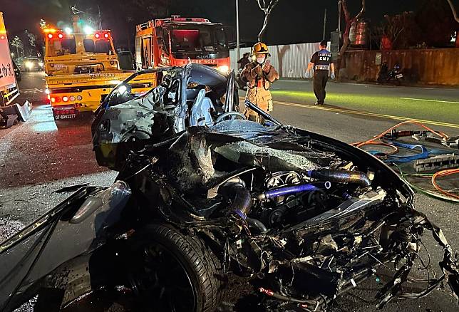 台南仁德23日發生重大車禍，俗稱「牛魔王」的經典跑車嚴重毀損。（翻攝自台南道路救援（張家班）臉書專頁）