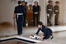 2026年5月4日，日本首相高市早苗在澳洲戰爭紀念館的無名戰士墓前獻花。（美聯社）