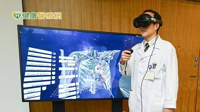 台大醫院外科部主任陳晉興、台灣大學電資學院教授洪一平跨領域合作組成「元宇宙VR手術模擬平台」研發團隊，平台不只可解決跨科別、高難度手術，也可作為教育訓練的工具。
