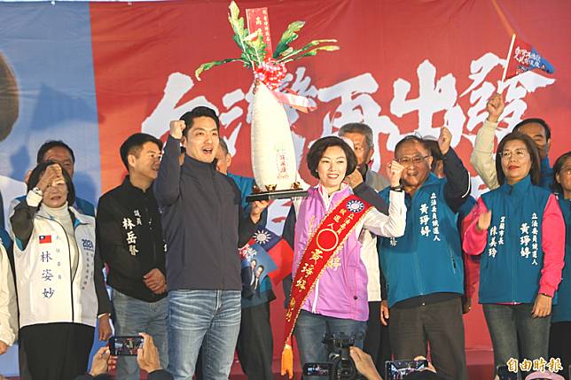 台北市長蔣萬安為國民黨宜蘭立委參選人黃琤婷站台，贈送白菜頭象徵好彩頭。(記者蔡昀容攝)