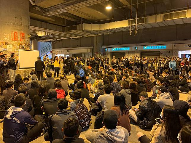 元朗區民主派議員在西鐵站外舉辦放映會，有過百人出席。（仇志榮攝）