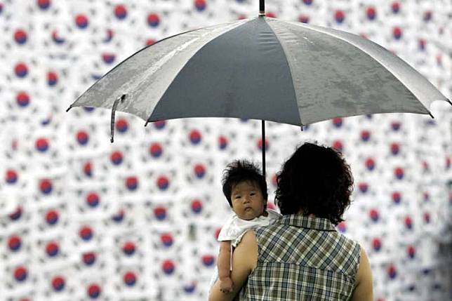 中國與南韓、日本相同，生育率屢創新低。（Lee Jin-man/AP）