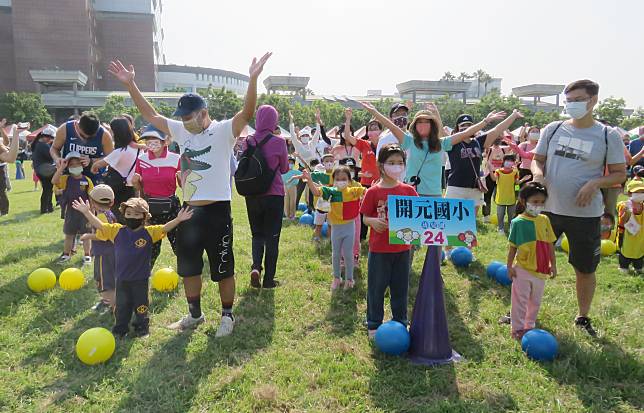 台南市政府體育局二十四日在永華市政中心西側廣場舉辦首屆幼兒運動會。（記者陳治交攝）