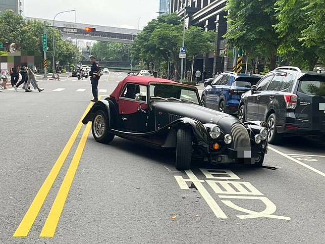 汽車廠員工周男開著客戶要價近500萬元的MORGAN英倫仿古車，行經台北市內湖區行善路時，疑因操作不慎過彎失控，撞上2輛停等紅車的轎車。(記者陸運鋒翻攝)