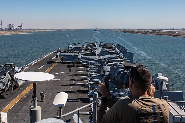 美國海軍7日表示，超過3千名美國軍事人員已搭乘2艘軍艦抵達紅海。 (圖:@US5thFleet)