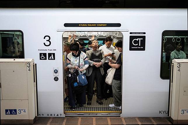 日本電車常有癡漢騷擾，圖與當事人無關。路透