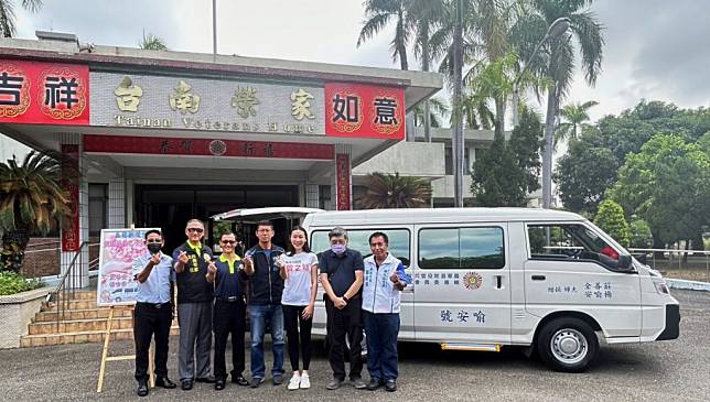 旅美華僑莊善全（右二），透過議員曾之婕（右三）連繫，捐贈復康巴士給台南榮家。 （記者陳俊文攝）