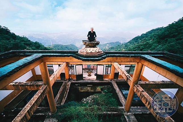 新北石碇皇帝殿山上的佛光寺，多年前遭控侵占國土而被拆成廢墟，70多歲的住持達龍法師至今仍住在廟裡。姚瑞中常找機會上山陪老和尚談天，也記錄這荒謬的一切。