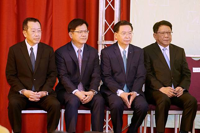 準總統賴清德（左前）25日在台大醫院國際會議中心公布第6波人事。（杜宜諳攝）