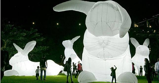 嚇！台北人過了中秋才賞月　 7公尺巨兔現身內湖「2019白晝之夜」期間限定來打卡