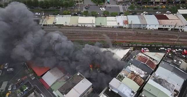 桃園八德區鐵皮建築發生火警，環保局警告下風處區域居民需採取防護。 圖：民眾提供