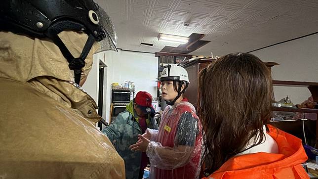 新竹市長高虹安9日便當店氣爆發生後，進駐指揮中心了解搶救進度，並至氣爆現場了解，初判8戶受到波及，18人必須安置。新竹市政府提供