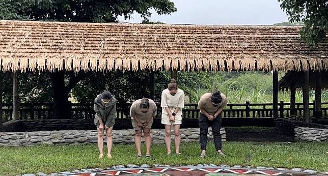 4名遊客在延平鄉鸞山部落祭場紮營烤肉，被要求以布農族語向祖靈彎腰道歉。(記者黃明堂翻攝)