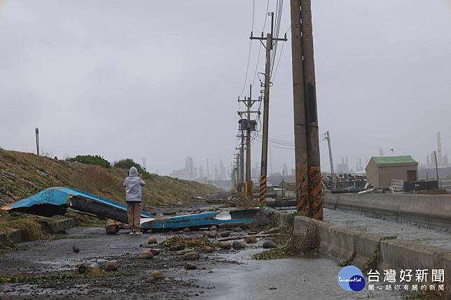 雲林縣台西鄉新興事業性海堤老舊脆弱難敵暴潮強浪，堤岸砌石、漂流木、垃圾溢入堤內水防道路／翻攝照片