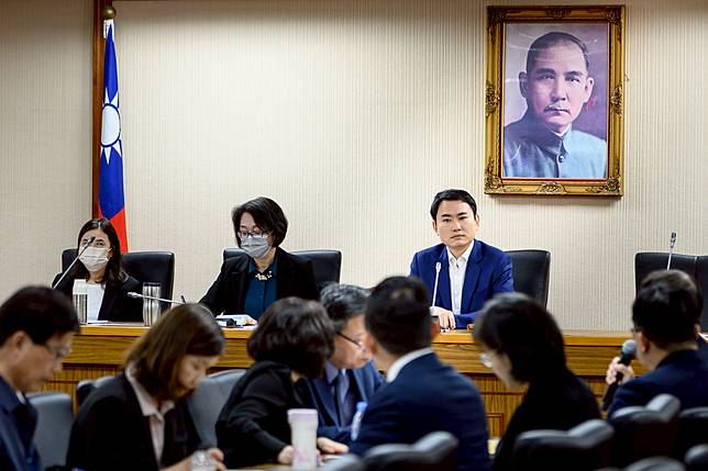 立法院國防外交委員會朝野協商，擔任召委的立委陳冠廷（後排右）主持。陳冠廷始終與林派維持距離，並在國防外交上展現專業，但也因此被地方人士詬病。（攝影／黃世澤）