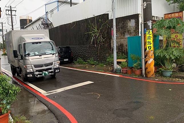 台南部分地區15日午後下起雷雨，歸仁區一處道路短暫出現積水，雨勢趨緩後20分鐘內消退，未影響車輛通行。（台南市水利局提供）中央社記者楊思瑞台南傳真 111年8月15日  
