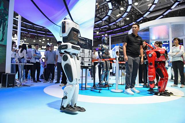 A robot demonstrates its walking ability at the 26th China High-Tech Fair (CHTF) in Shenzhen, south China's Guangdong Province, Nov. 14, 2024. (Xinhua/Mao Siqian)