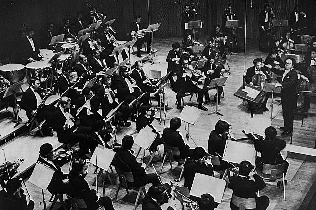 Lim Kek Tjiang, first music director of the Hong Kong Philharmonic, conducts the orchestra at the Hong Kong City Hall Concert Hall in 1974, the year the ensemble became fully professional. Photo: SCMP